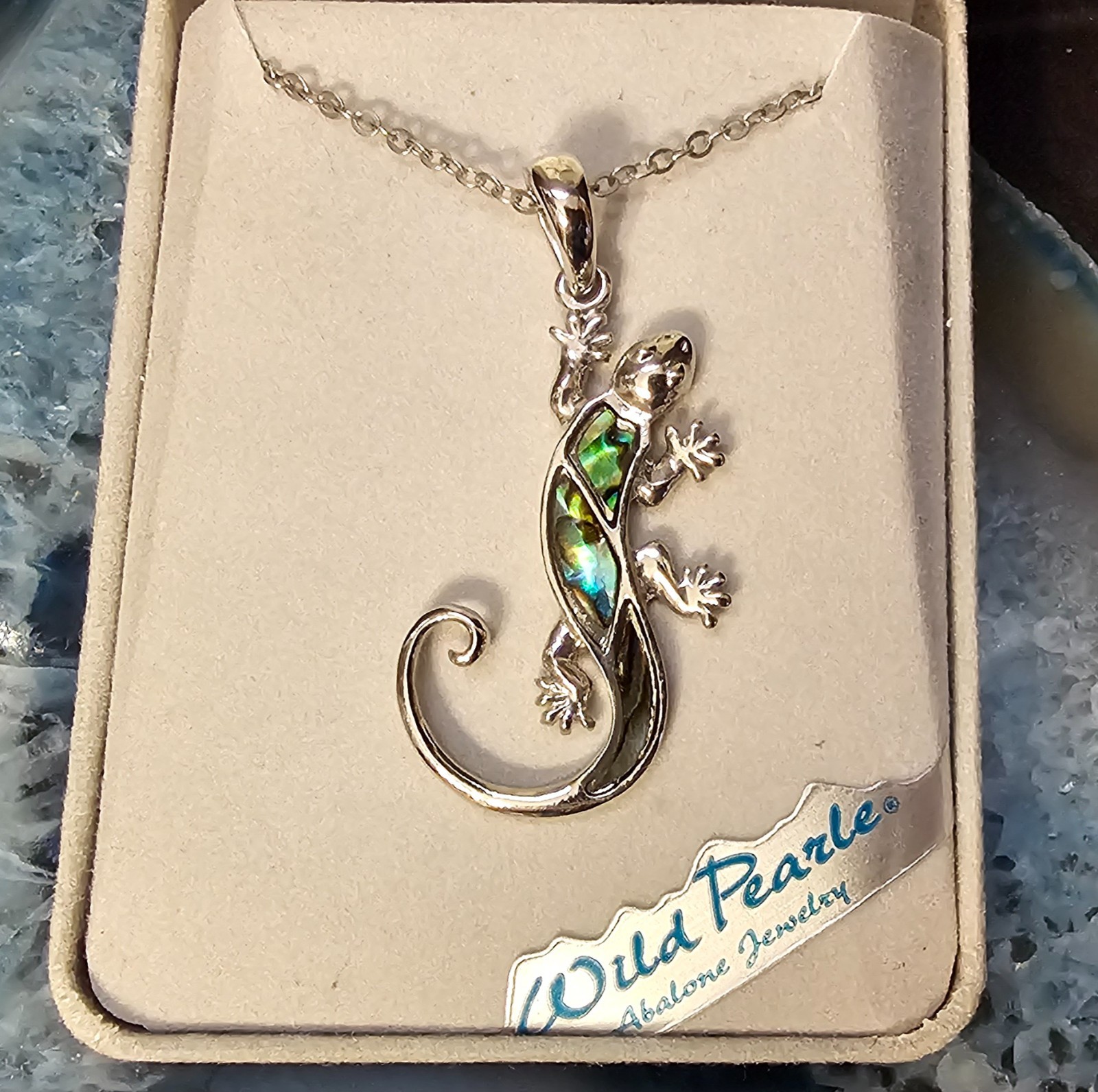 Storrs Silver Tone Wild Pearle Abalone Inlay Gecko Lizard Pendant & Necklace