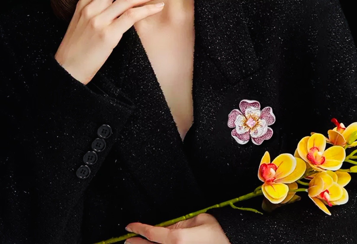 Exquisite Luxury Flower Brooch – Elegant Costume Jewelry Gift with Gift Box
