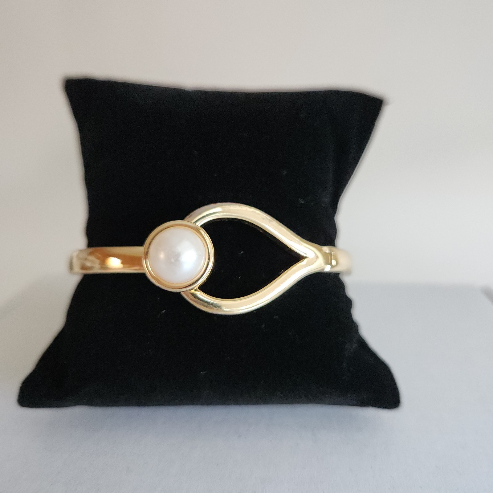 Samuel B Gold Tone Hinged Bangle Bracelet | Faux Pearl Accent | 7″ Fit