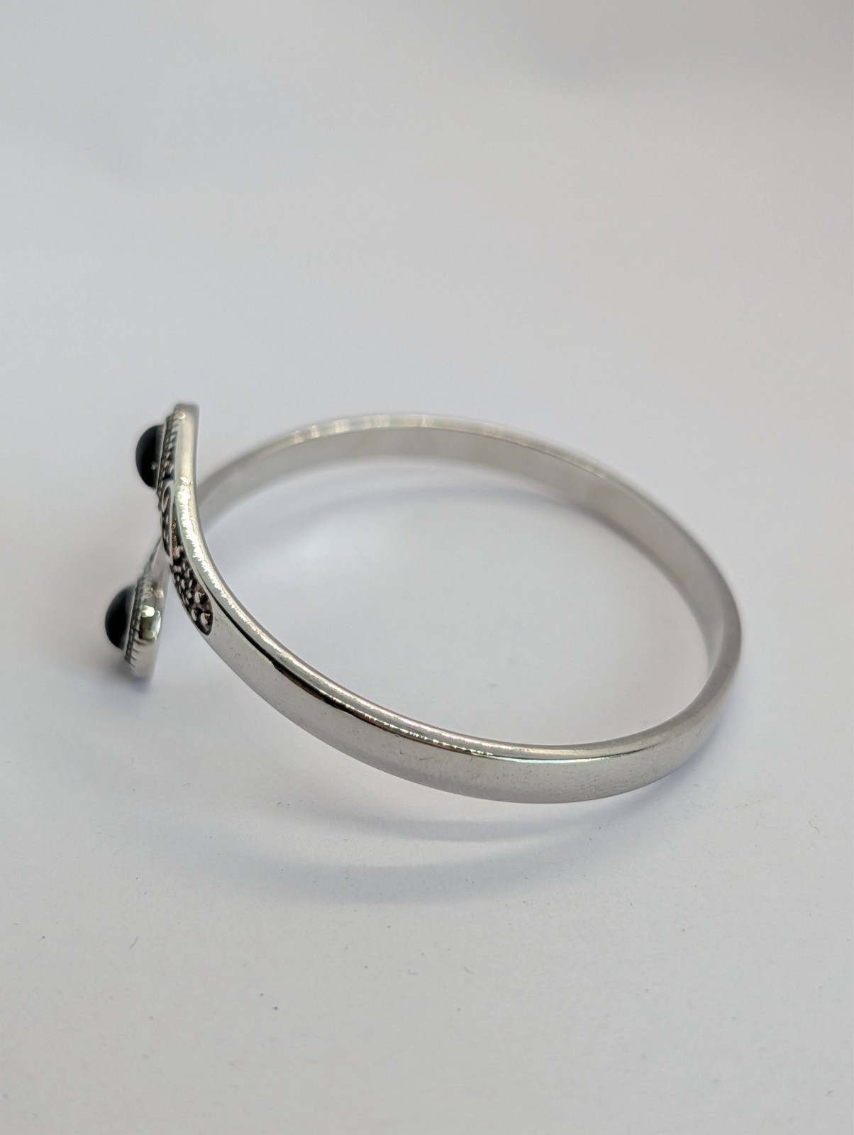 adjustable silver tone bracelet with black crystals (UK SELLER)