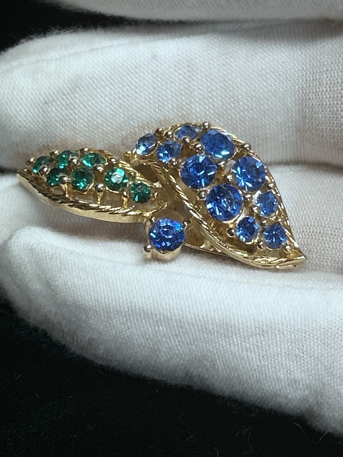 Signed Lisner Blue Green Rhinestone Brooch & Clip On Earrings Set Demi Parure