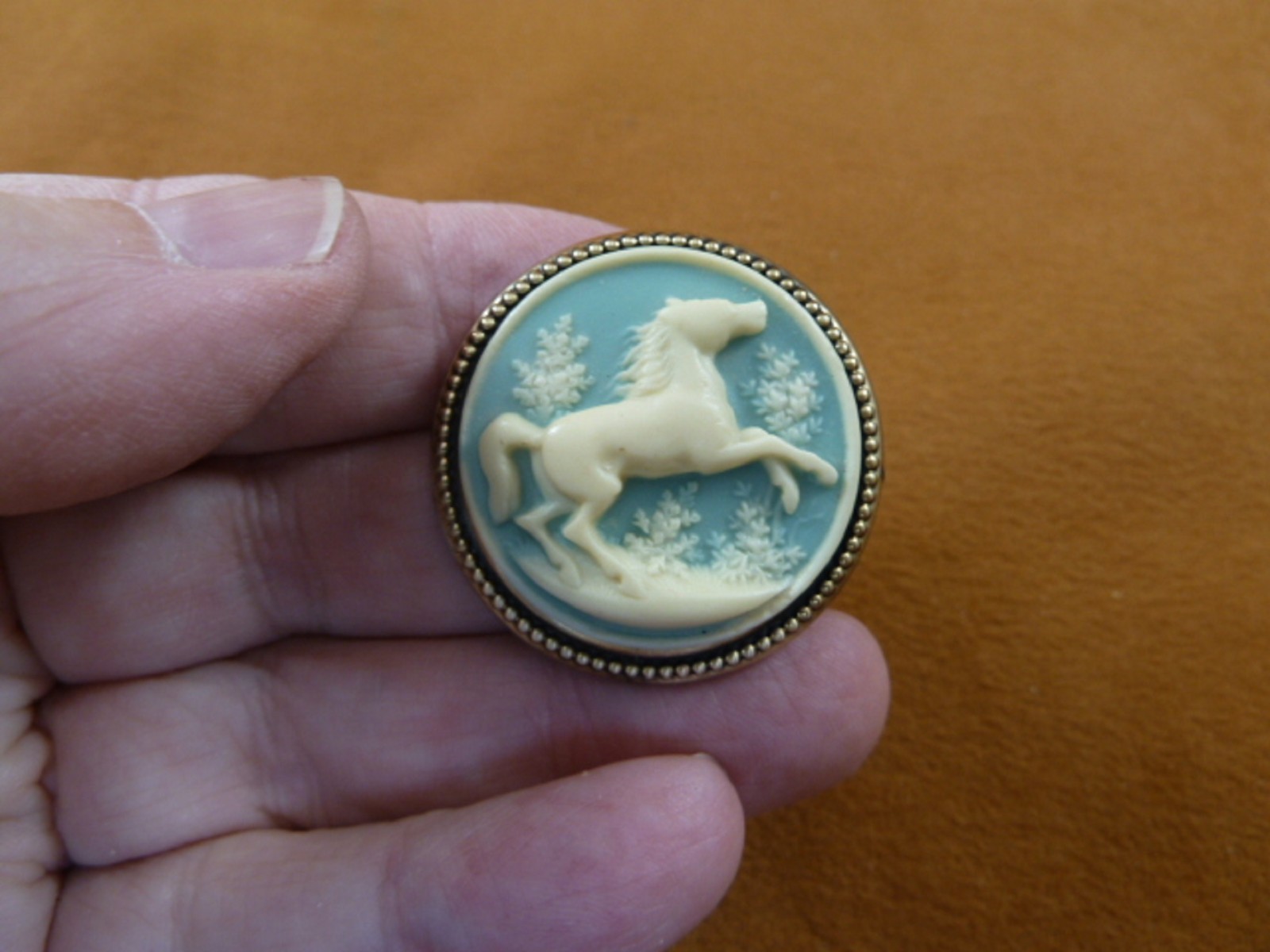 cs14-39) HORSE blue white CAMEO brass Pin Jewelry brooch PENDANT I love horses