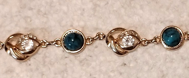 Gold-Tone Bracelet – Classic Style, Fits 7″ Wrist, Lightweight & Chic