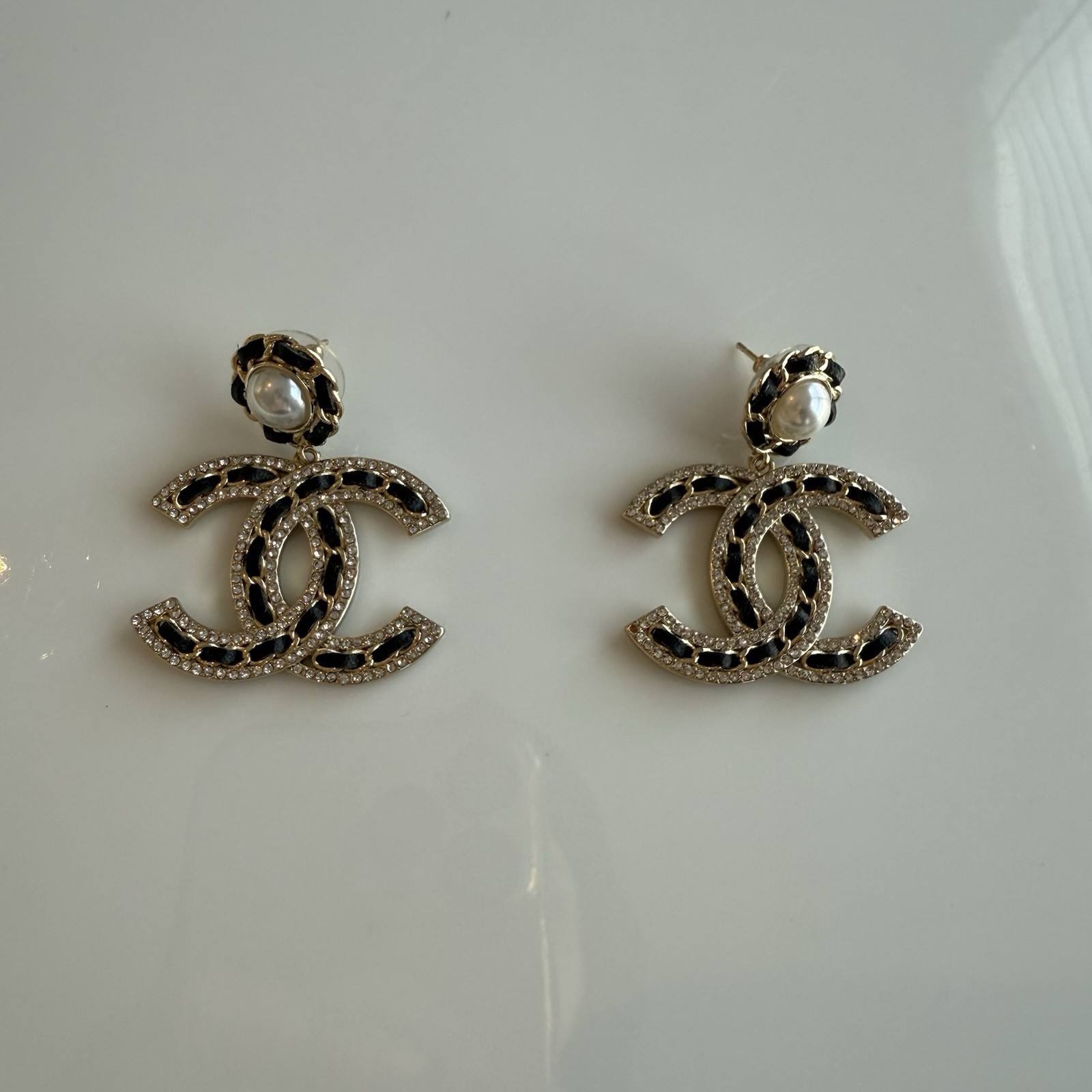CHANEL CC Logos Round Leather Dangle Pearl Earrings Gold Tone Auth w/Box