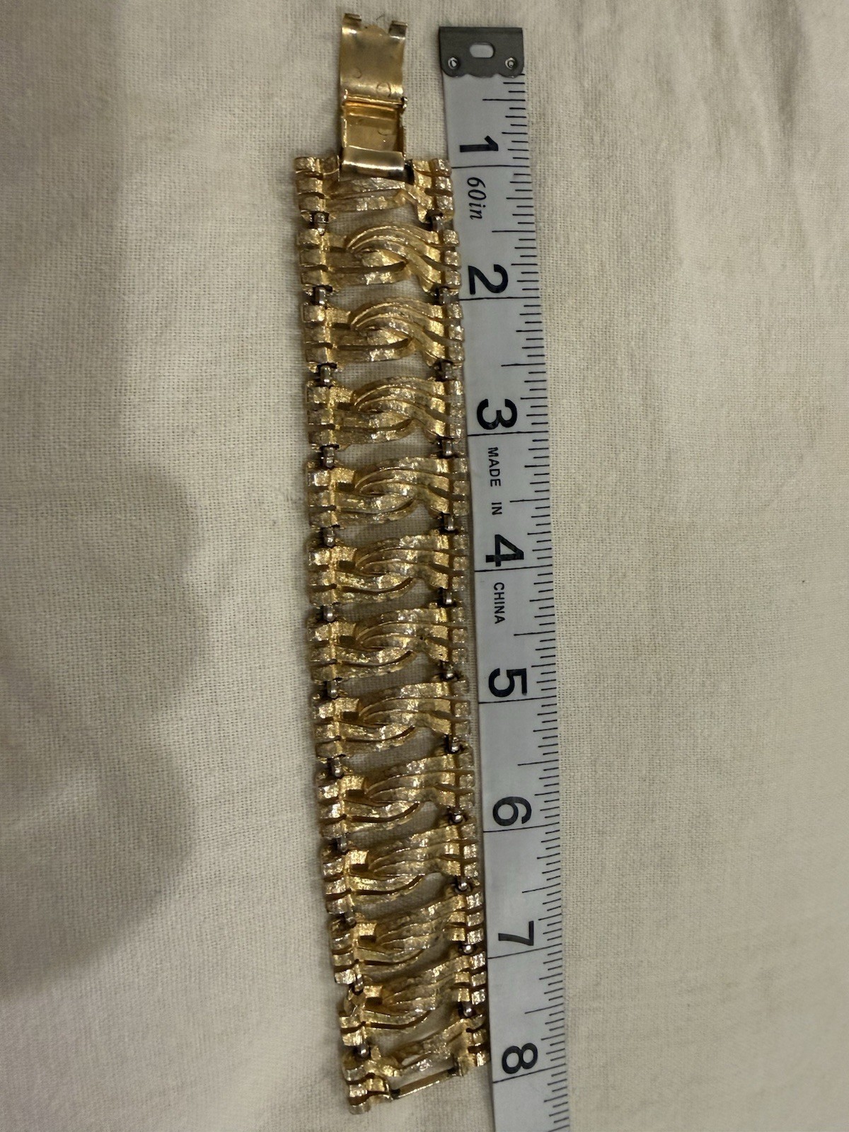 VintagGold Tone Textured Chain Link Bracelet Metal Fold-Over Clasp 8 in No Stone