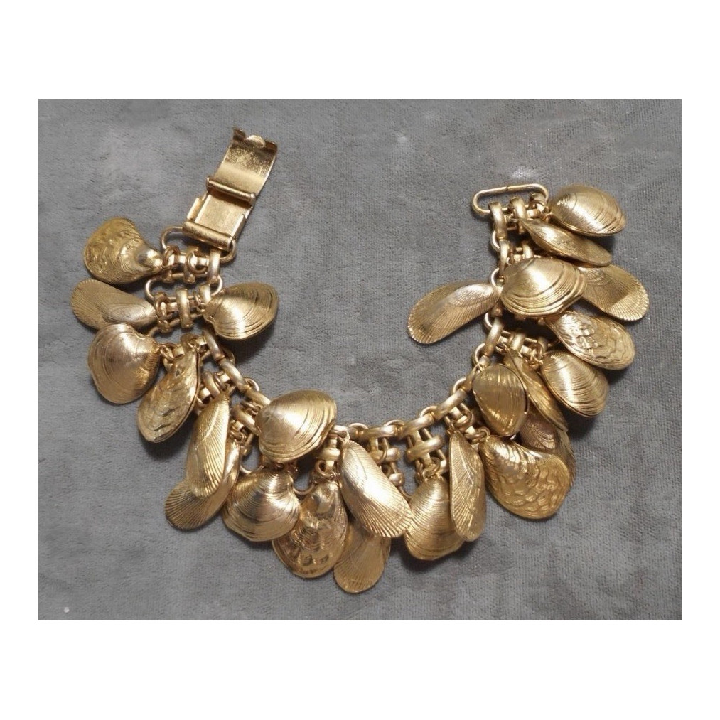Napier Gold Tone Cable Chain Dangle Charm Bracelet Signed Snap Closure