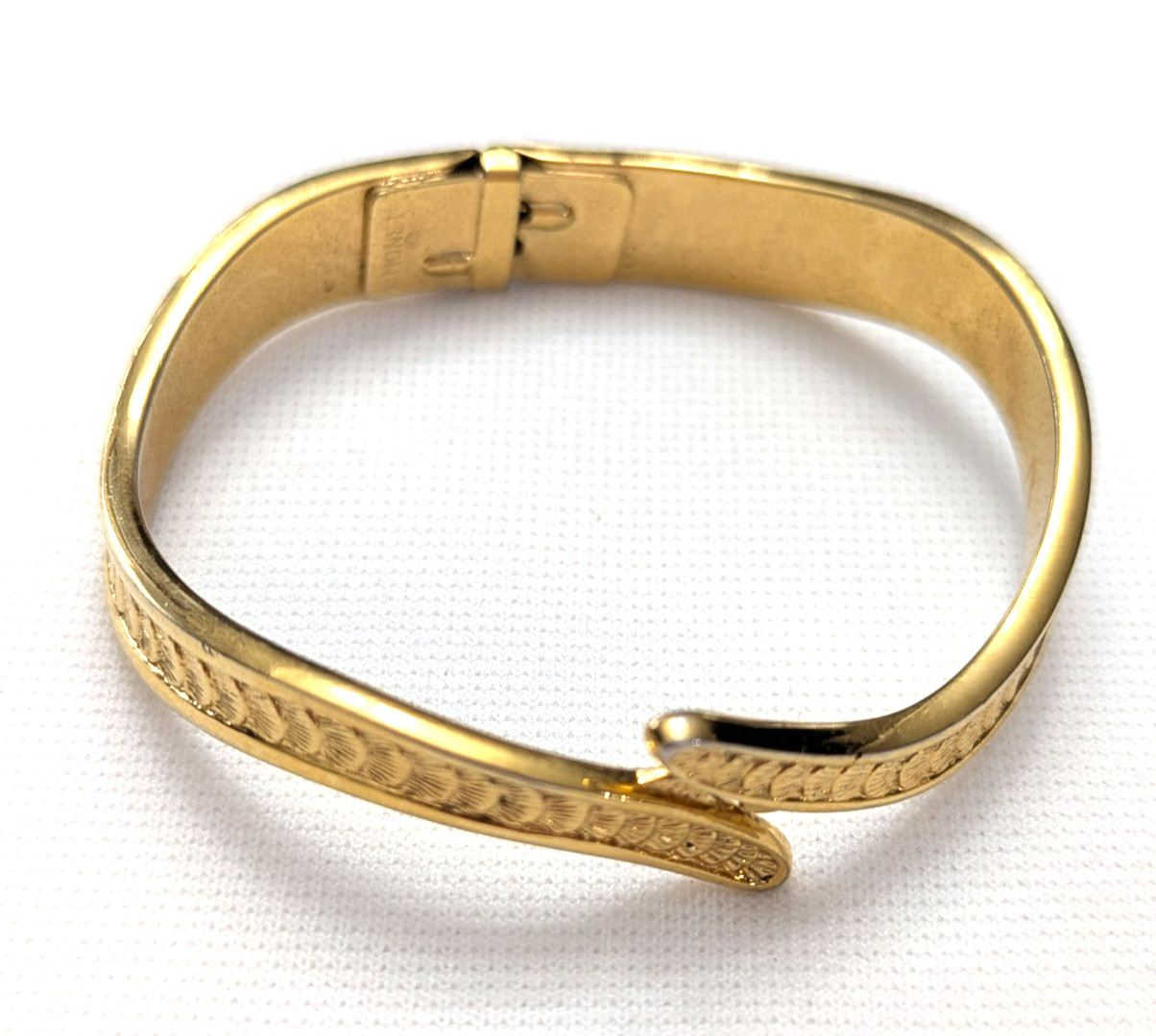 *VINTAGE* Monet Hinged Gold Tone Textured Bangle Bracelet Signed