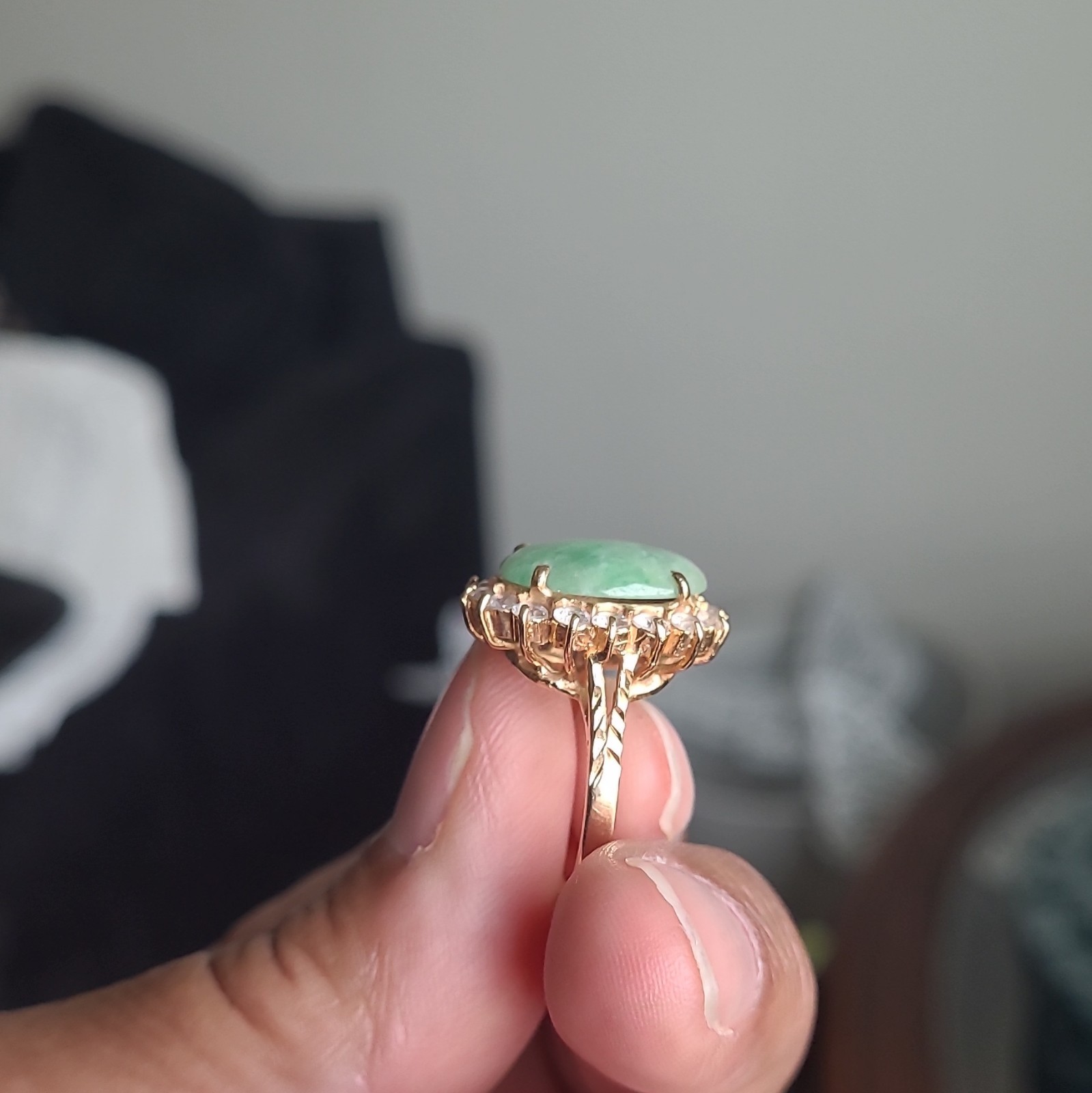 18kt 6.6 Grams Yellow Gold Prong Cocktail Ring Size 6 Oval Green Jade Halo