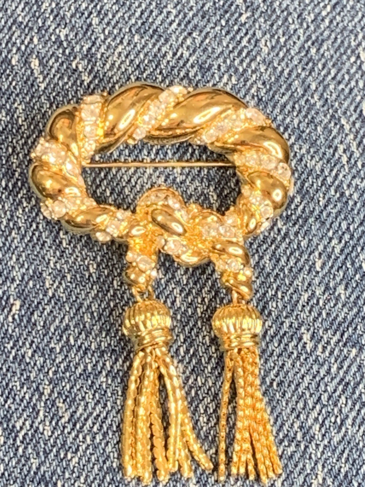 Kenneth Jay Lane Love Knot Brooch Tassels Dangle Crystals Gold tone KJL Pin 1.5”