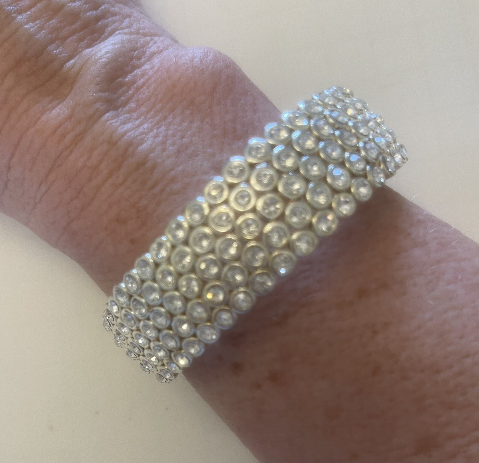 WIDE HEAVY FLEXIBLE BRACELET W/ BEZEL SET 5 ROWS CRYSTALS MED SIZE SILVERTONE
