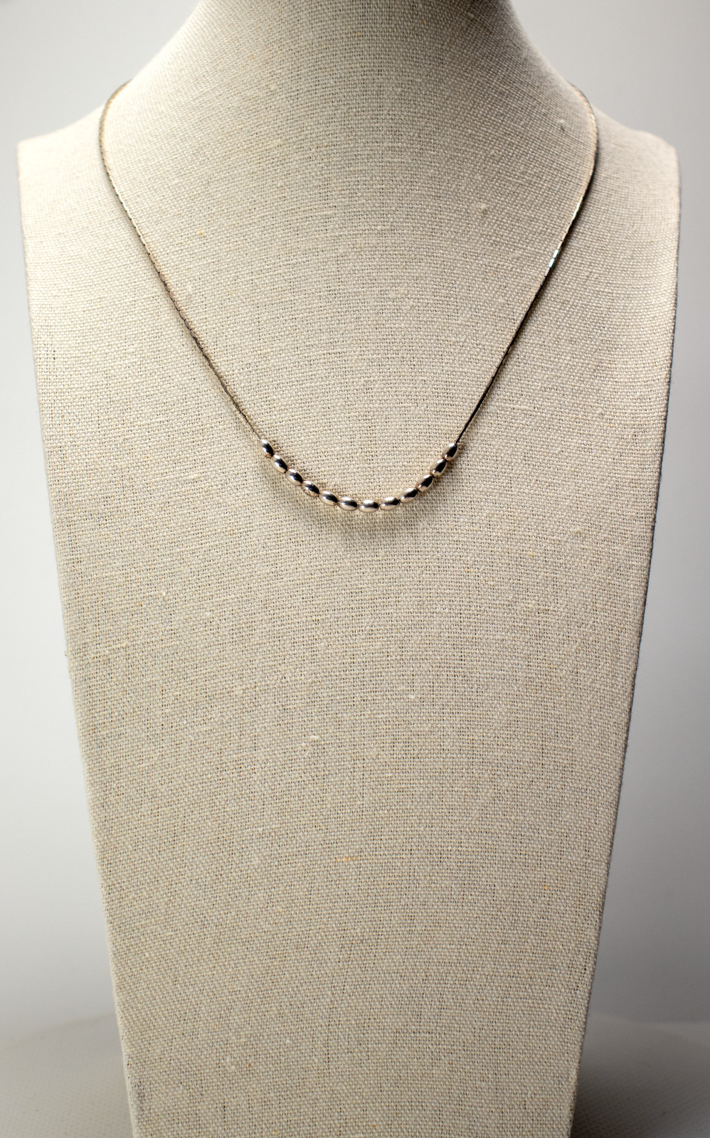 Silver Cardano necklace with 12 oval movable beads – Sustainable & stylish