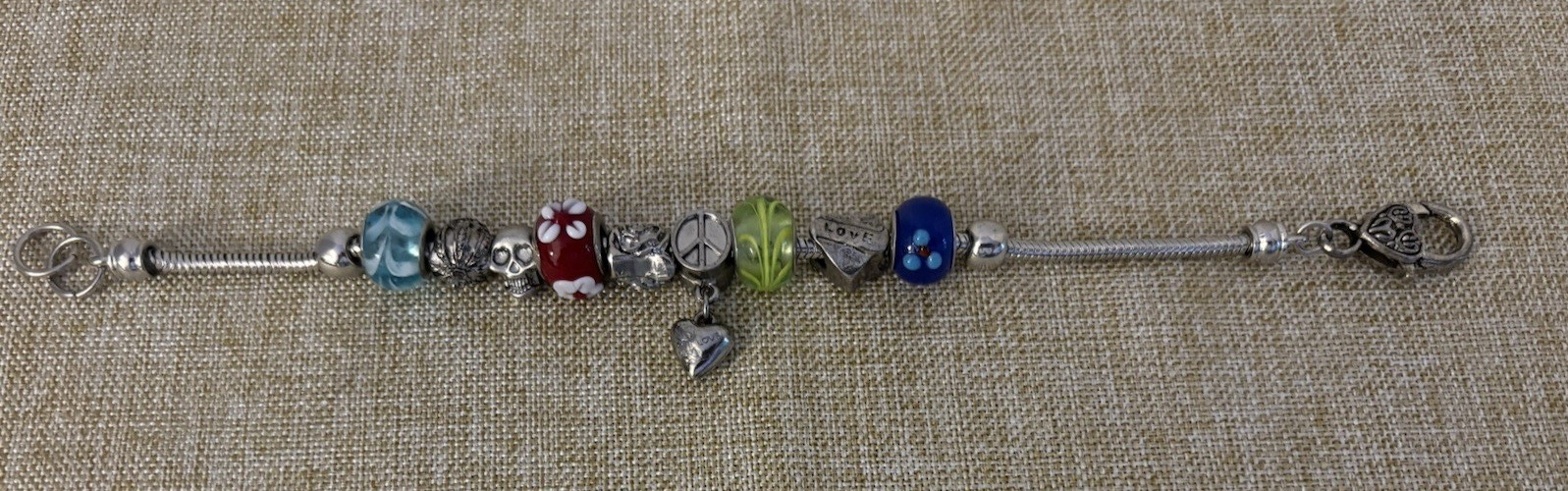 FRIEDMAN’S JEWELERS Charm 8.75″ Bracelet Silver Tone Charms & Glass Beads