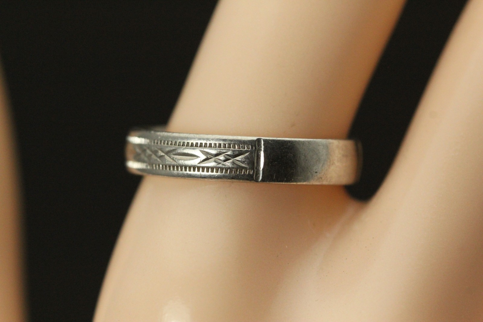925 Sterling Silver Diamond Cut Size 7 Ring 2.9 Grams (RIN9636)