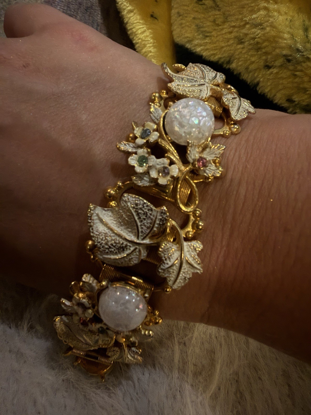 Vintage gold Tone frosted Floral Leaf Link Bracelet White Round gems 💎6.5 in