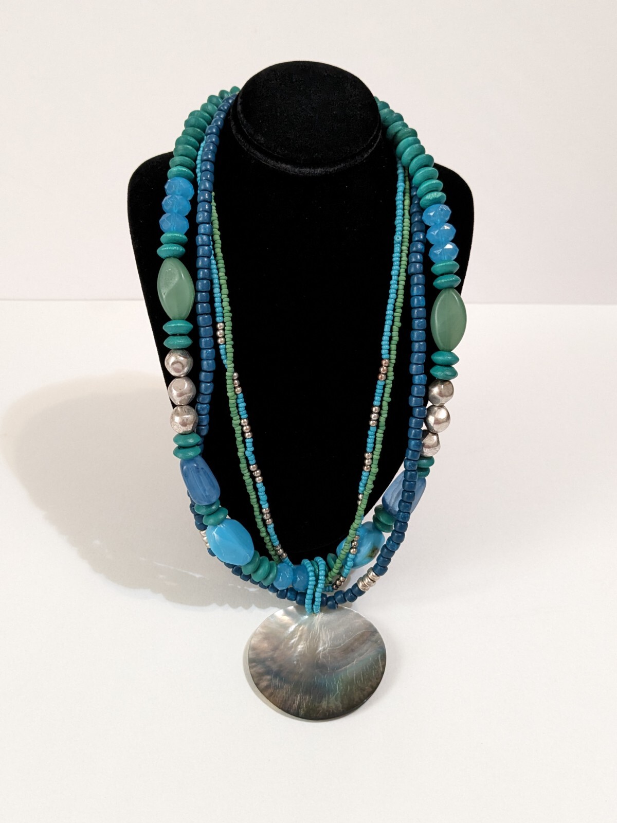 NY & CO Layered Acrylic & Wood Beaded Necklace, Shell Pendant 18″ Multicolored.