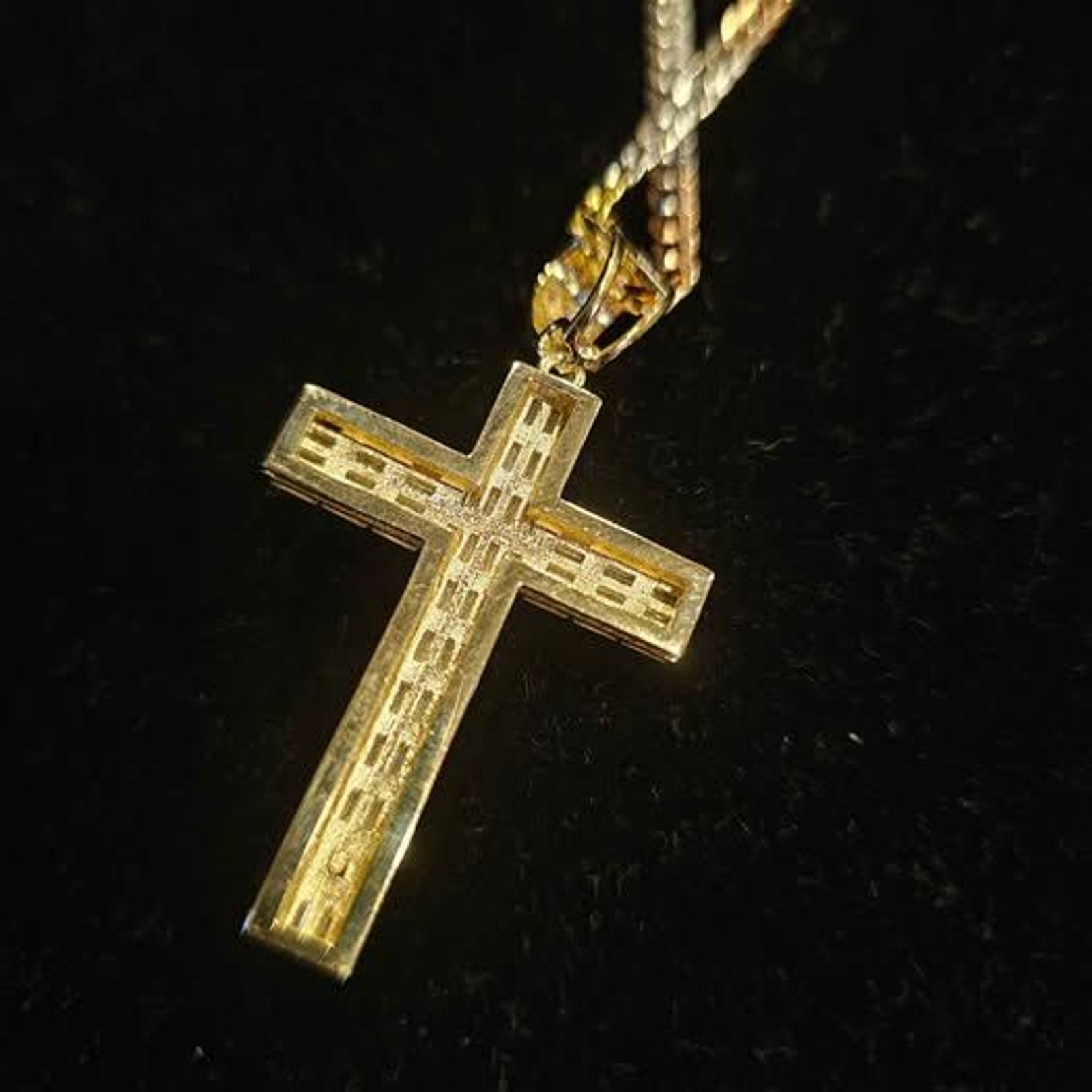 6.0CTW VVSD Moissanite Cross on 20″ tri-colored chain in .925 sterling silver
