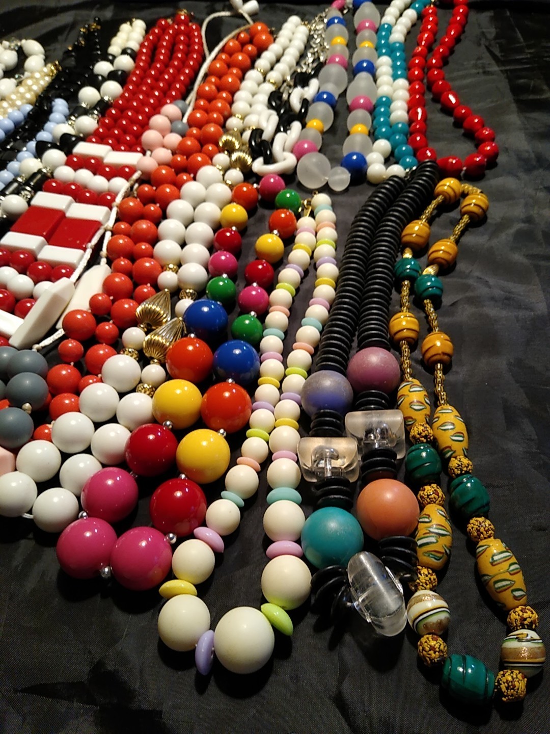 Necklaces Lot of 18 Beaded Chunky Bold 80’s Red Black Multicolor Bright (L303)
