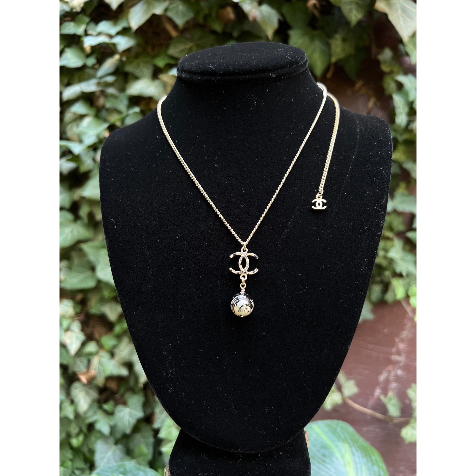 Authentic CHANEL 2013 A13B Graffiti Paint Splatter Pearl CC Gold-Tone Necklace