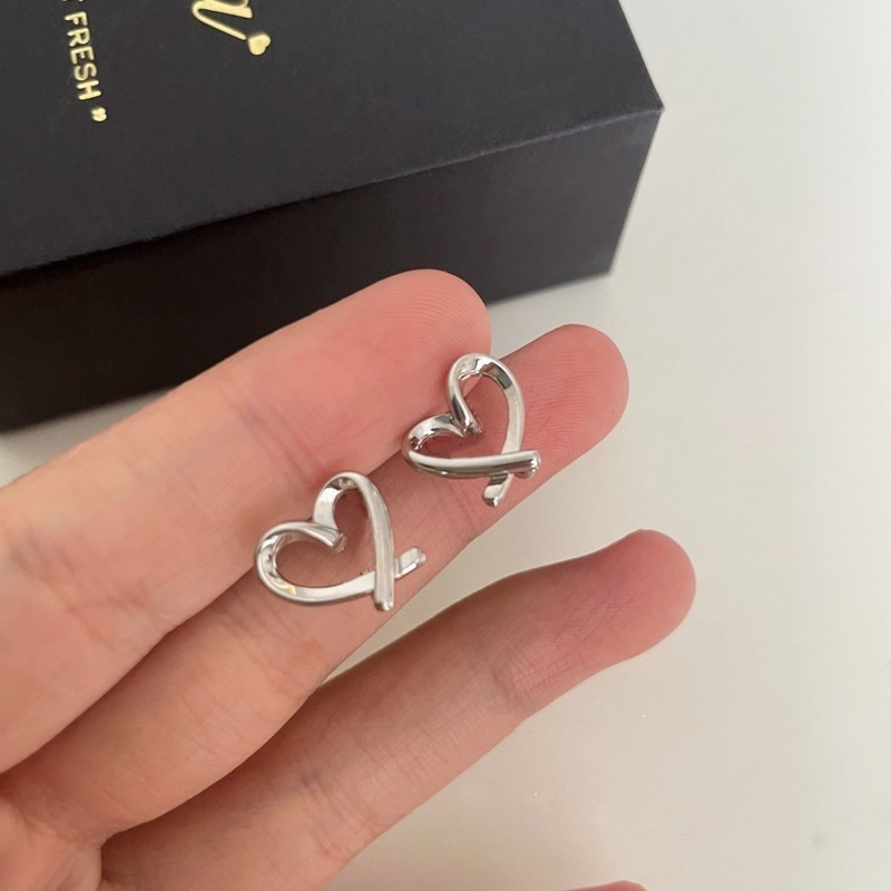 Women’s Fashionable Heart-shaped Ear Studs Simple Silvery Earrings Copper