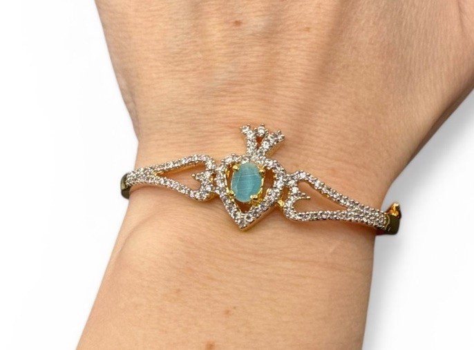 Claddagh Gold Tone Hinge Cuff Bracelet Gold Tone Rhinestone 6.5” C61