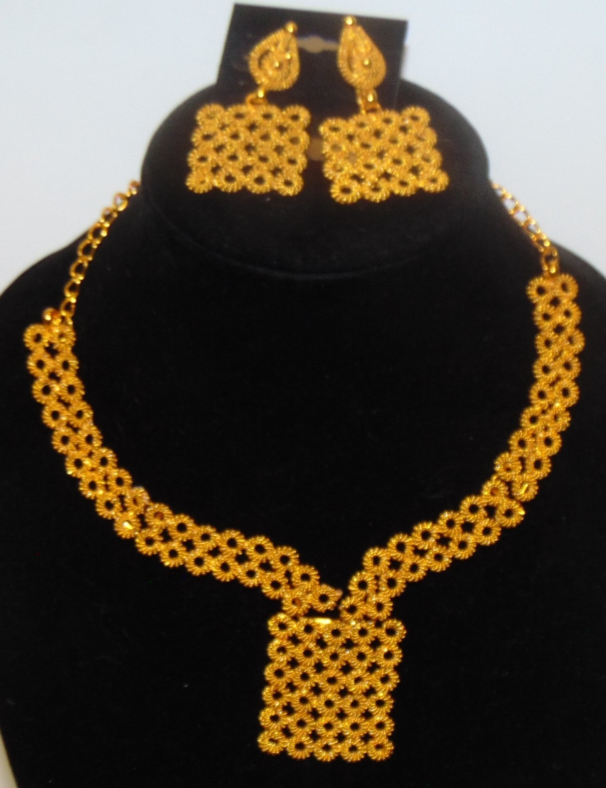 Contemporary Gold Tone Gold Tone Necklace with Matching Pierced Earrings