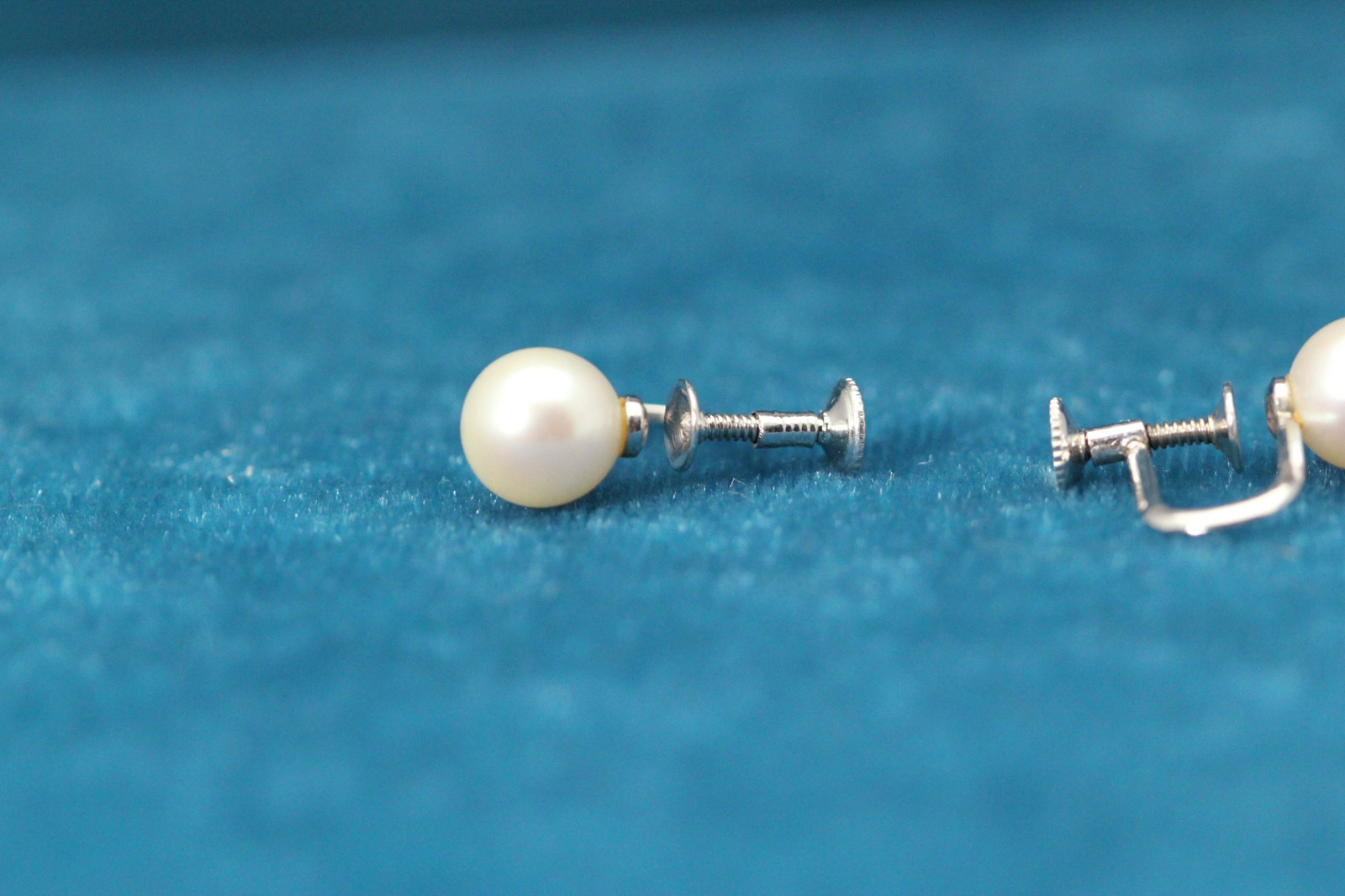 14k White Gold Vintage 7.5 mm Pearl Screw Back Earrings 2.4 Grams (EAR5438)