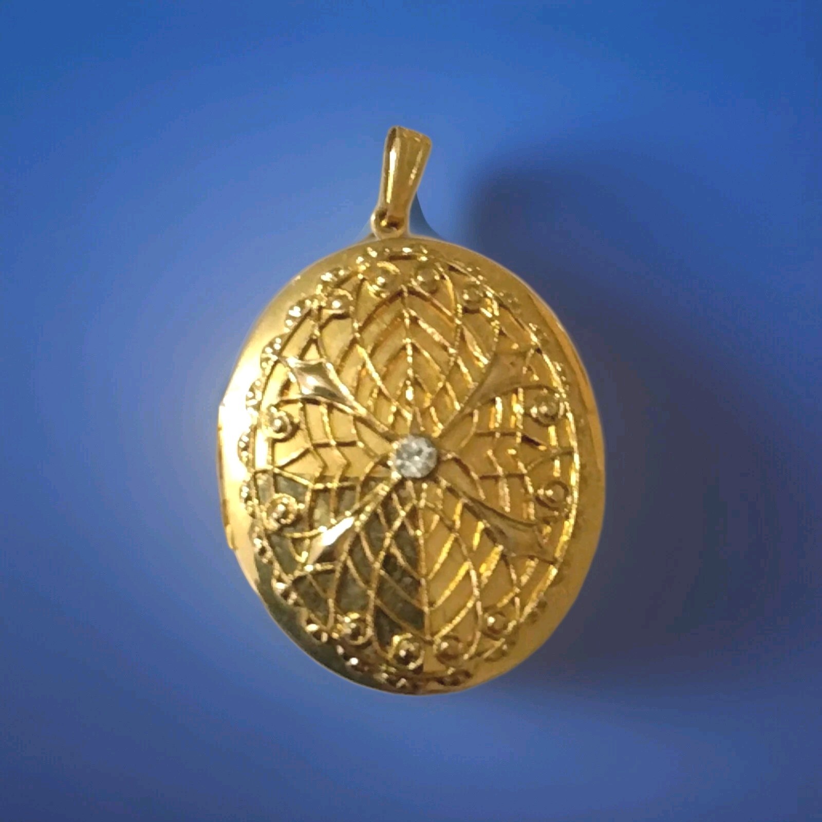 GOLD FILLED OVAL Pendant In Great Condition