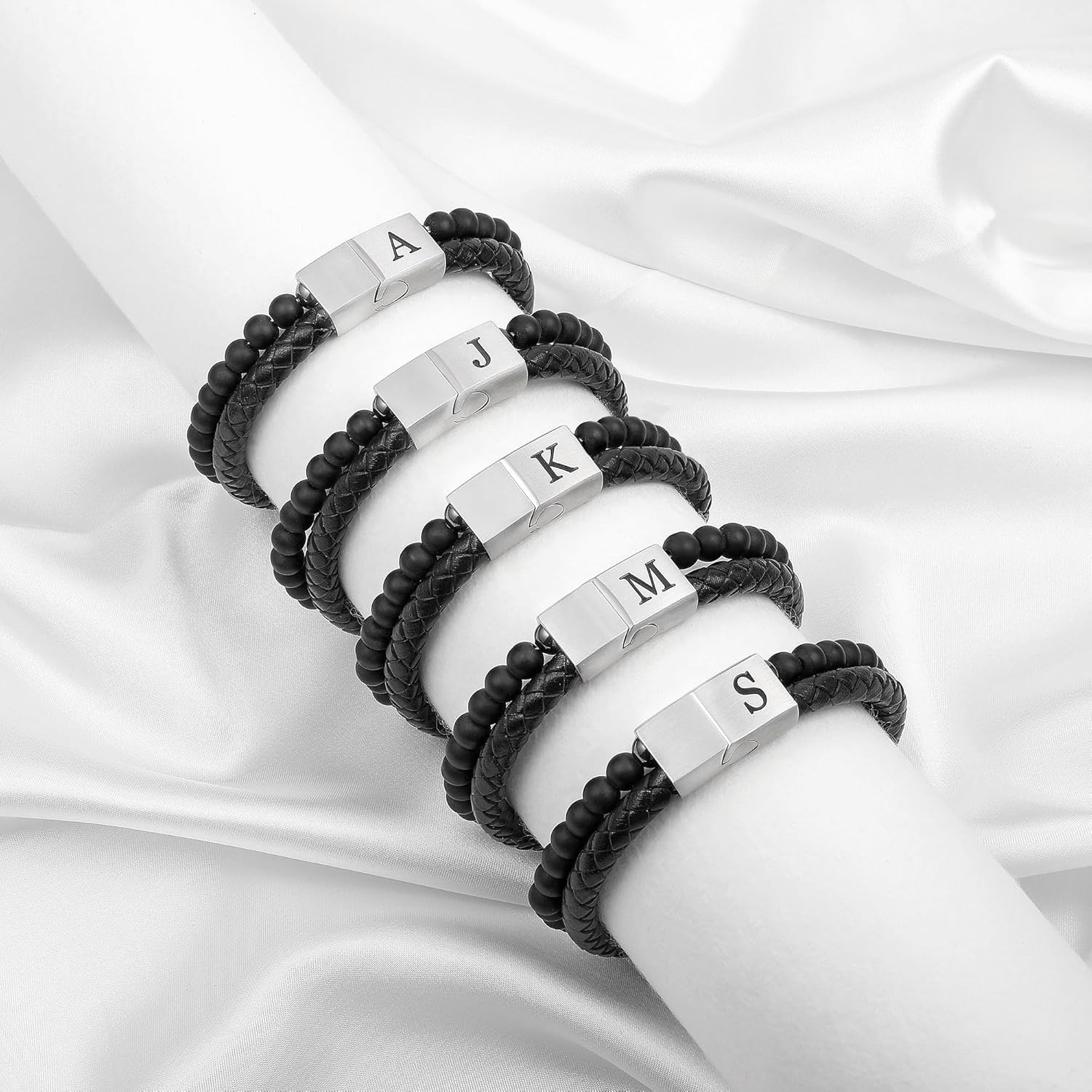 Pulsera de cuero con cuentas y inicial de 6 mm