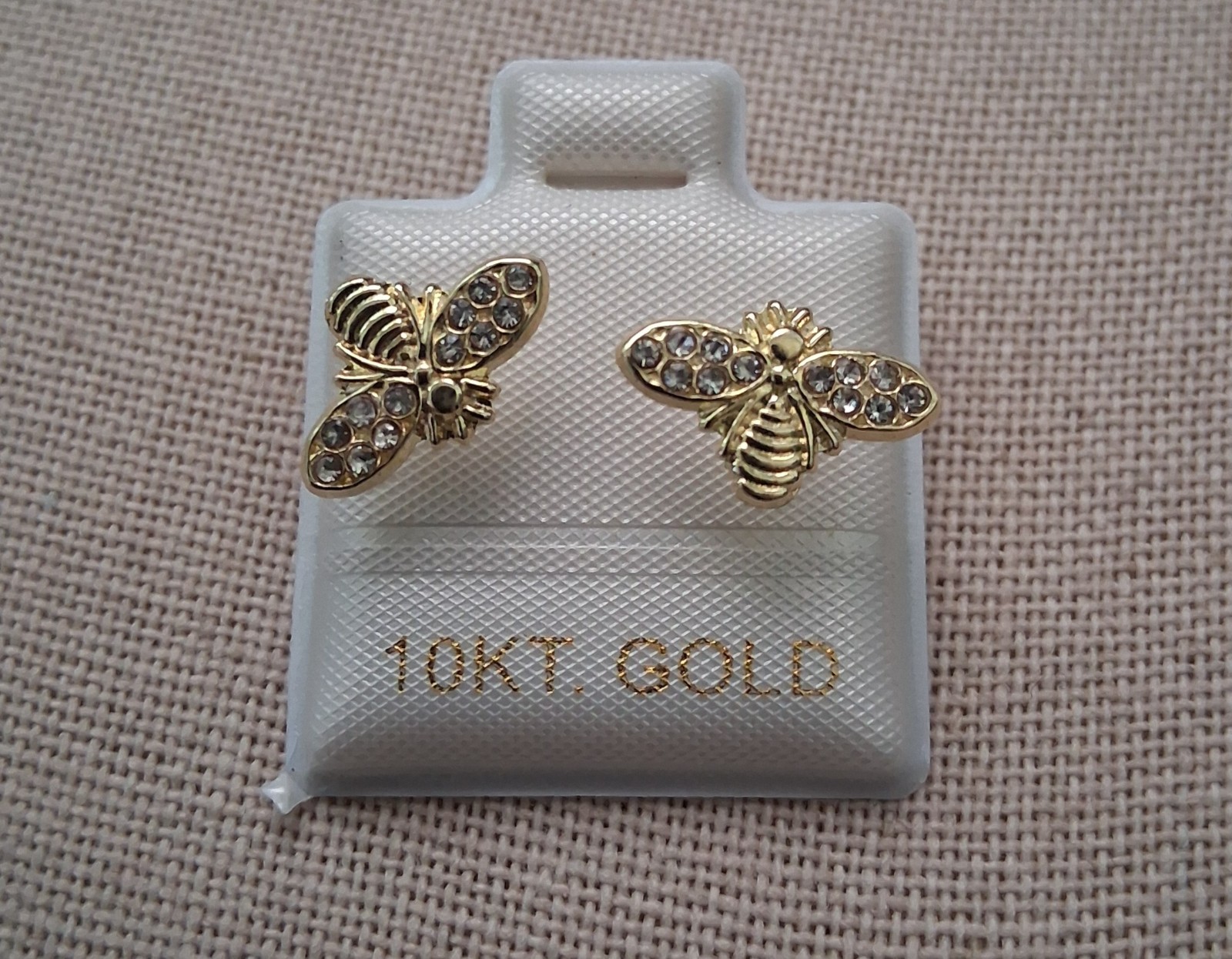 10k gold bumble bee screw back stud earrings / arete abeja de oro 10K de rosca.
