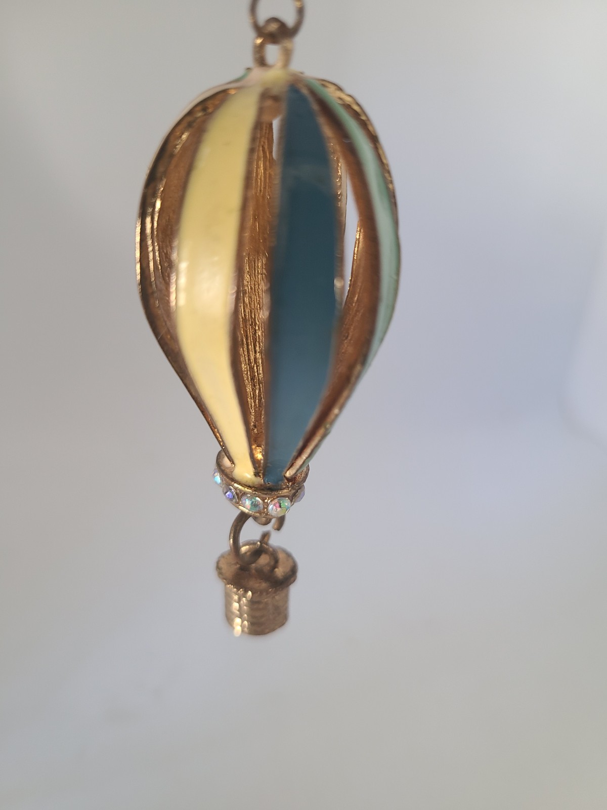 Vintage Gold Tone Enamel Metal Hot Air Ballon Pendant Necklace Rhinestones 15″
