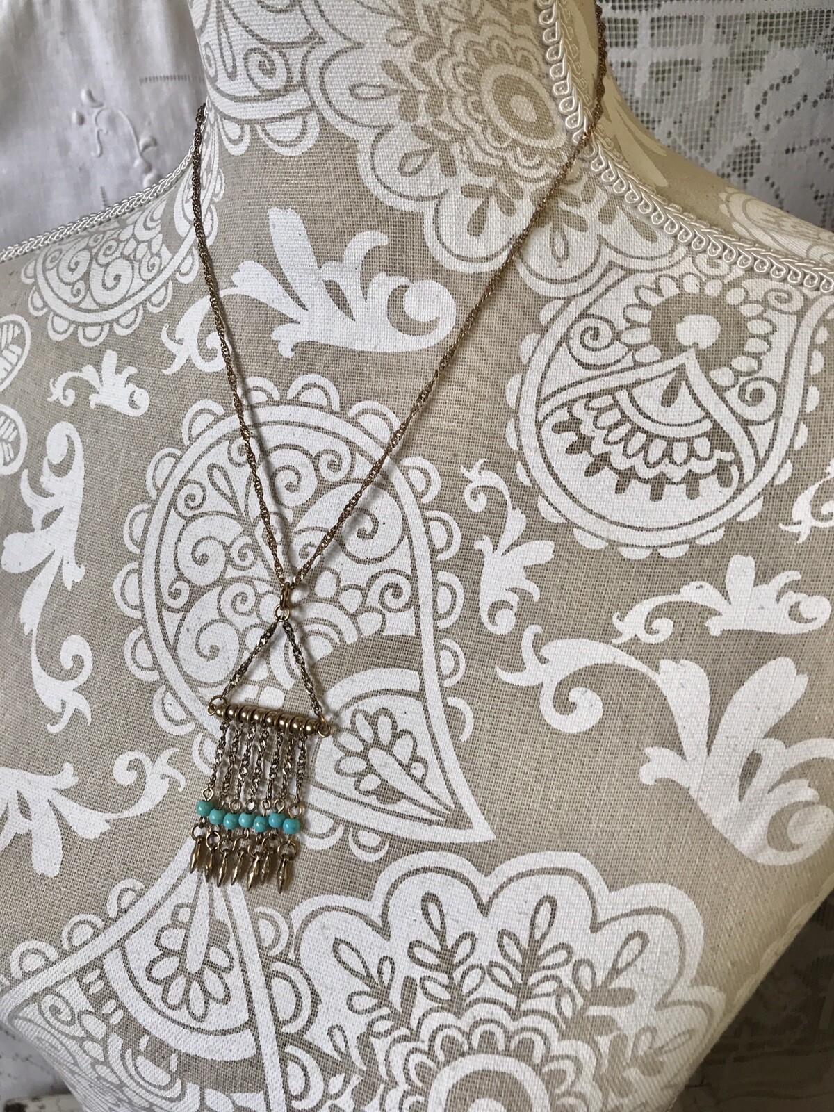 ⭐️Pretty Lightweight Goldtone Dangling Pendant Necklace with Turquoise Beads