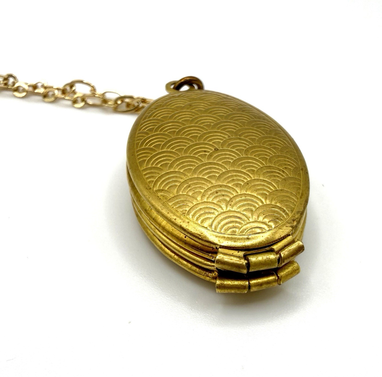 Vintage Gold Tone 4 Photo Locket Necklace Hinged Oval Pendant Etched Long Chain