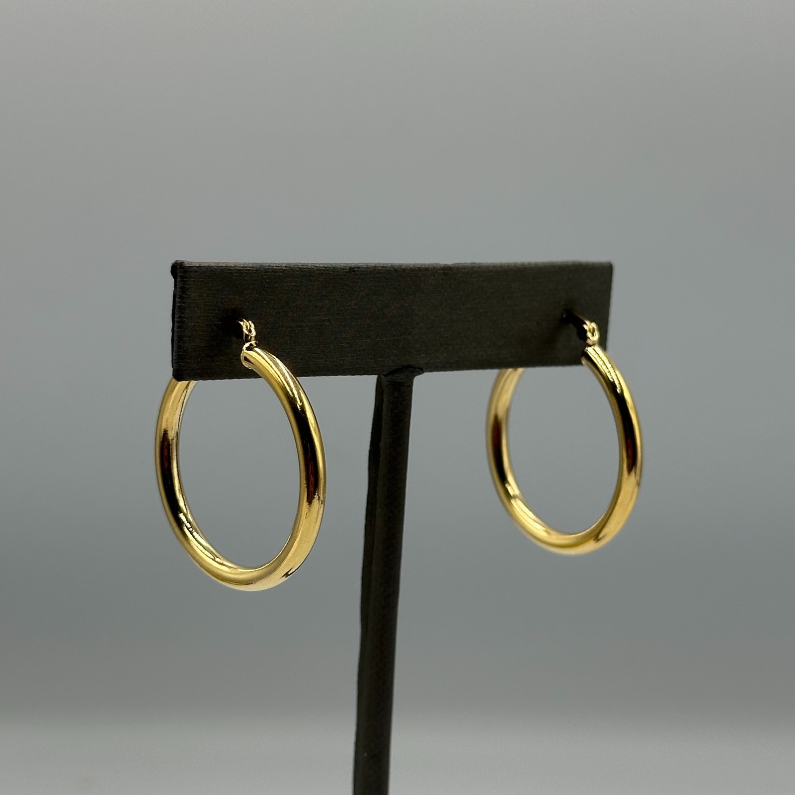 Hoop Earrings Gold Tone Classic Polished Round Latch Back Lightweight 1.25in