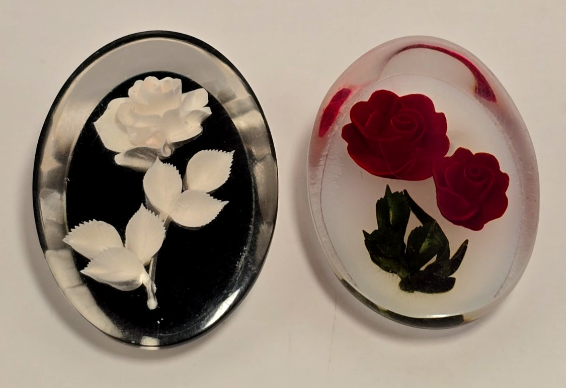 2 Oval Acrylic Rose Brooch Pins 1 White/Black 1 Red/Green