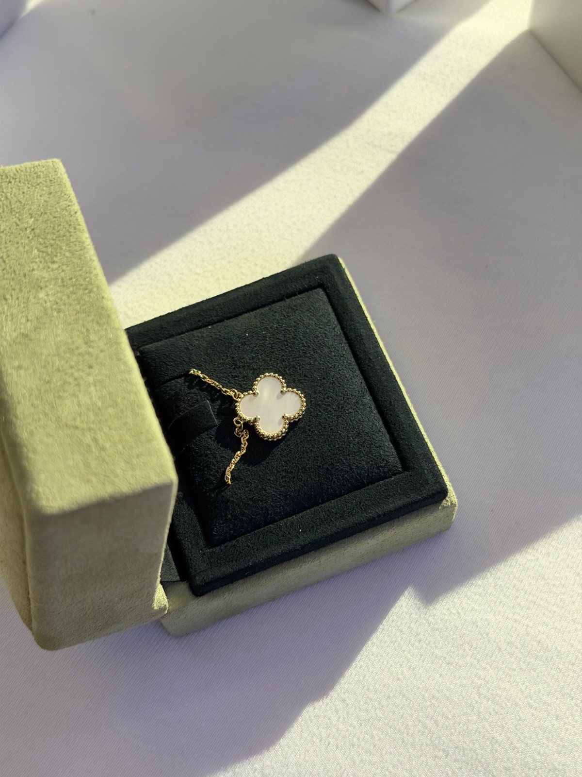 New Van Cleef Yellow Gold Plated Mother of Pearl Clover Pendant Charm Necklace