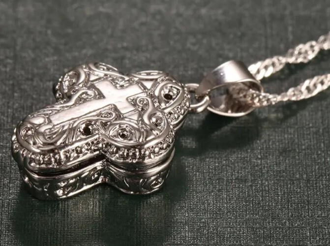 Silver-Tone Metal Alloy CROSS Pendant Necklace Locket ~ Singapore Twisted Chain