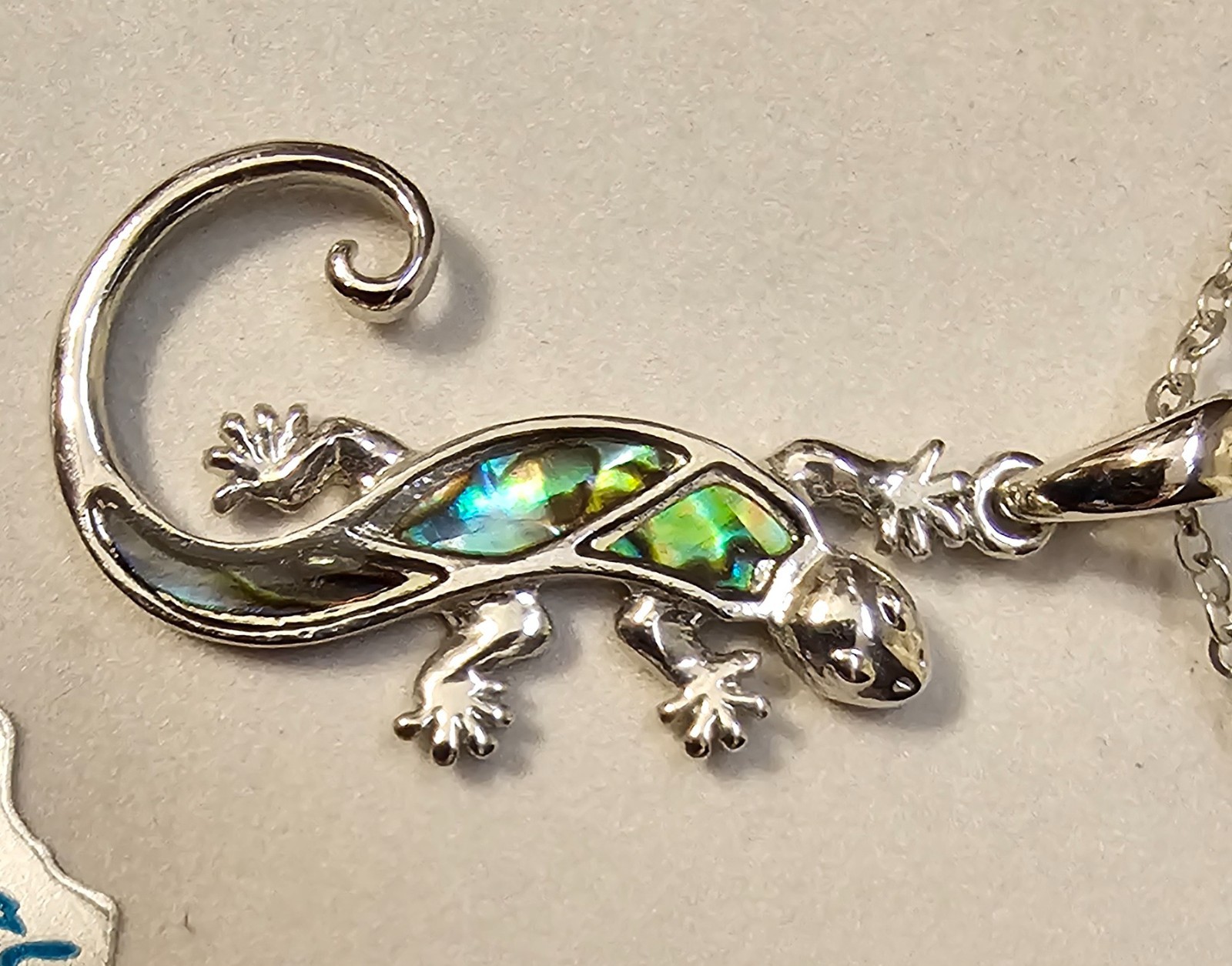 Storrs Silver Tone Wild Pearle Abalone Inlay Gecko Lizard Pendant & Necklace