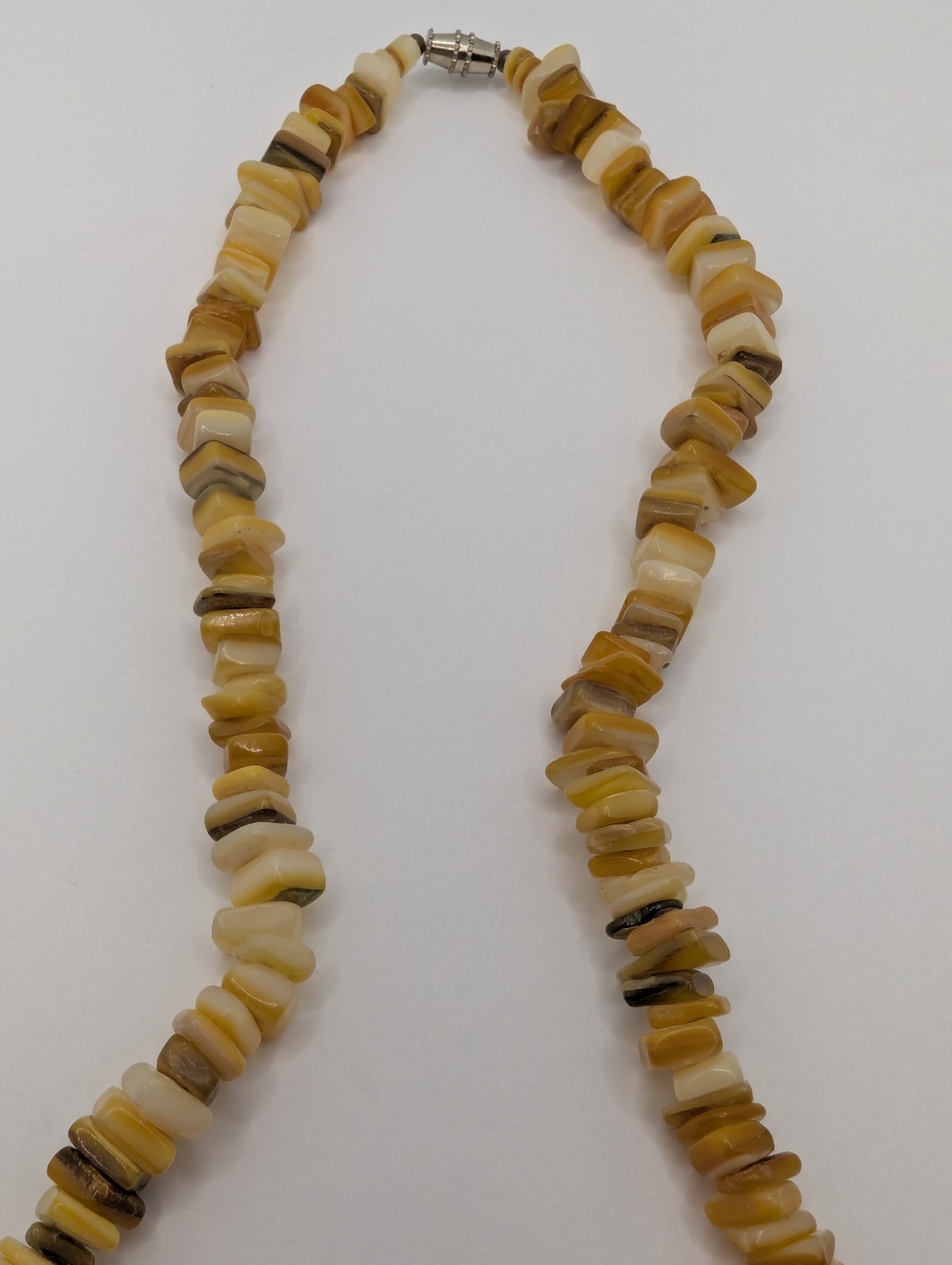 Vintage Onyx Stone Chip Bead Beaded Necklace. 17″ Long. 44 Grams. Barrel Clasp.