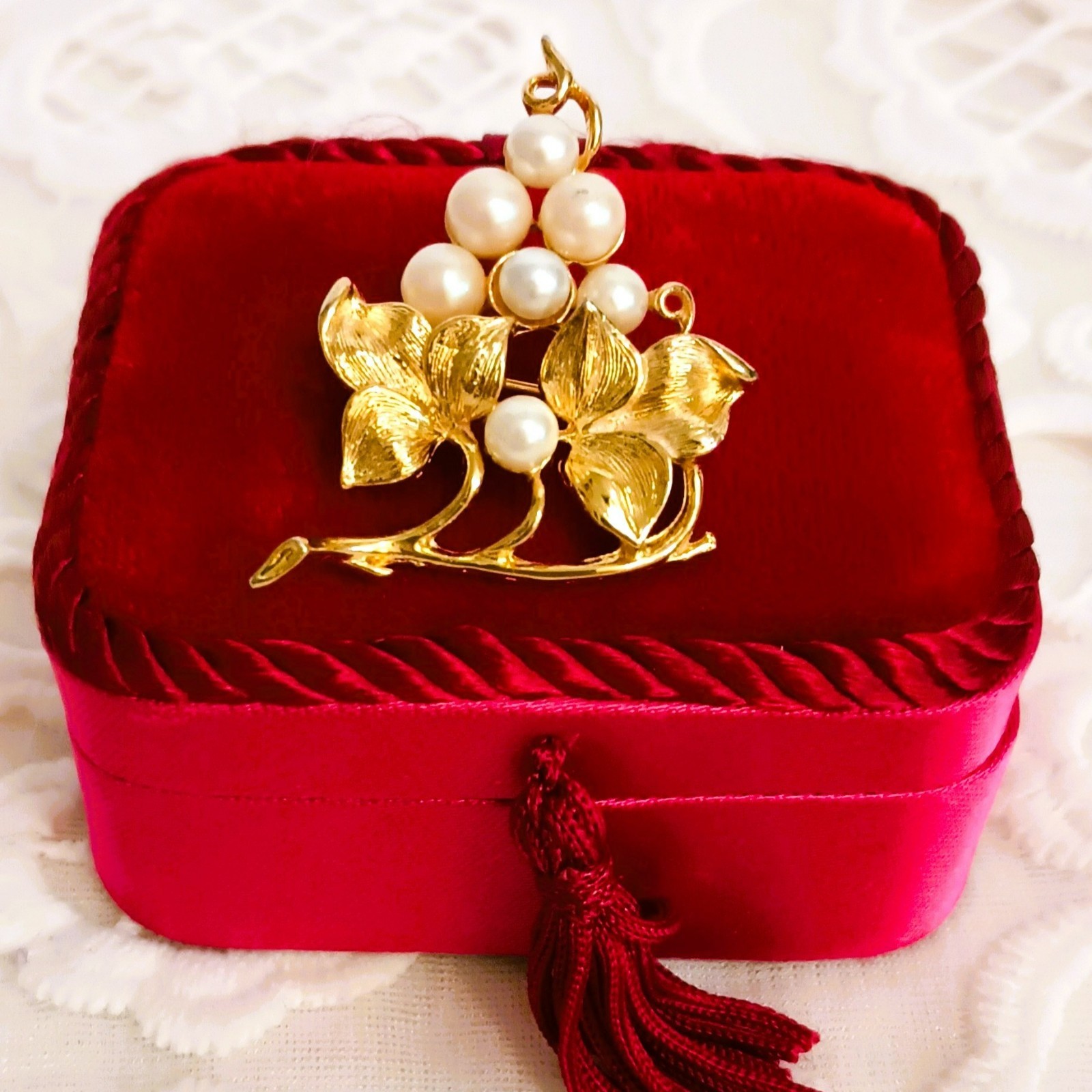 Lisner Vintage Grape Cluster Brooch Brushed Gold Tone Vines Faux Pearls Pin