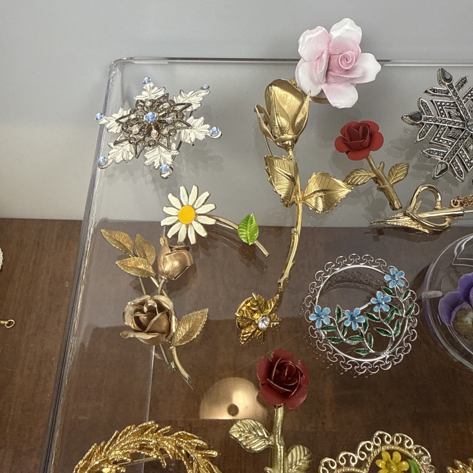 Assorted brooch pin lot. E3
