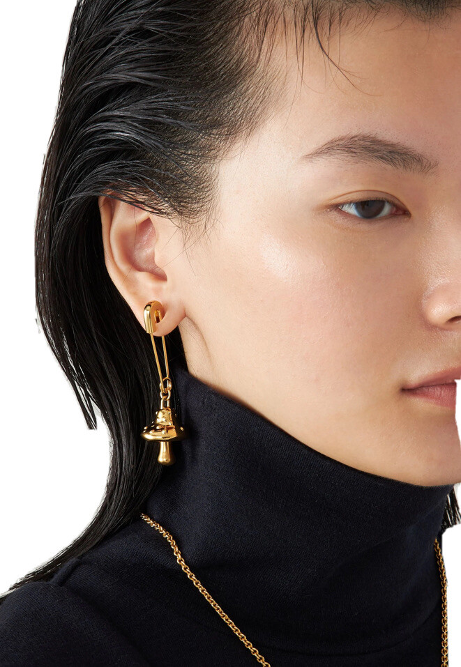 Ambush mushroom charm safety-pin single earring