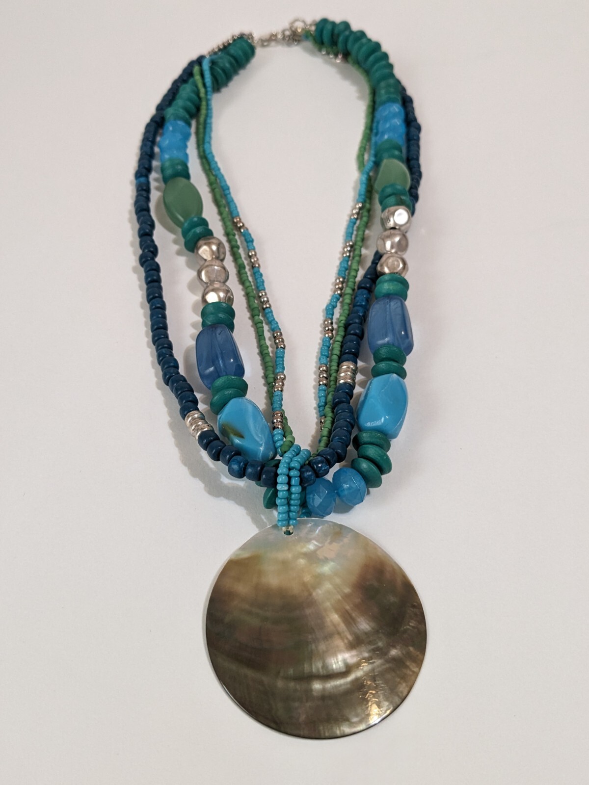 NY & CO Layered Acrylic & Wood Beaded Necklace, Shell Pendant 18″ Multicolored.