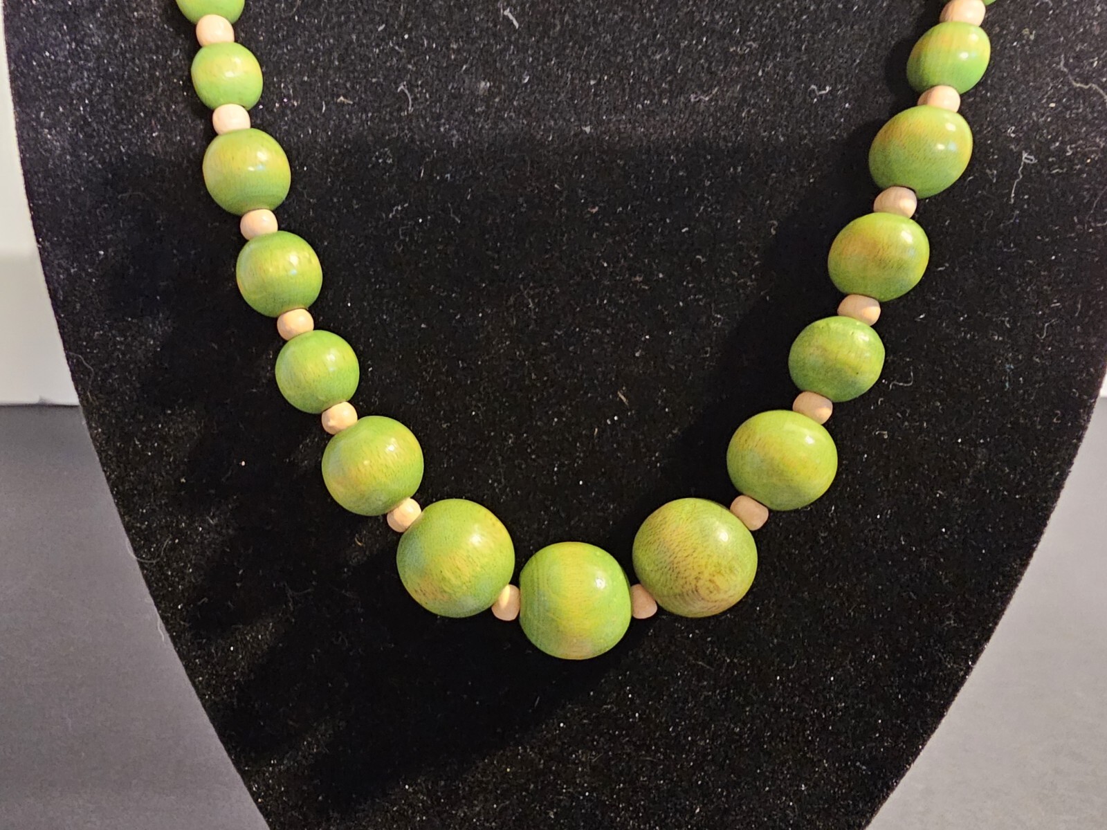 Adjustabe – Green Round Wooden Beaded Necklace With Hook Closure