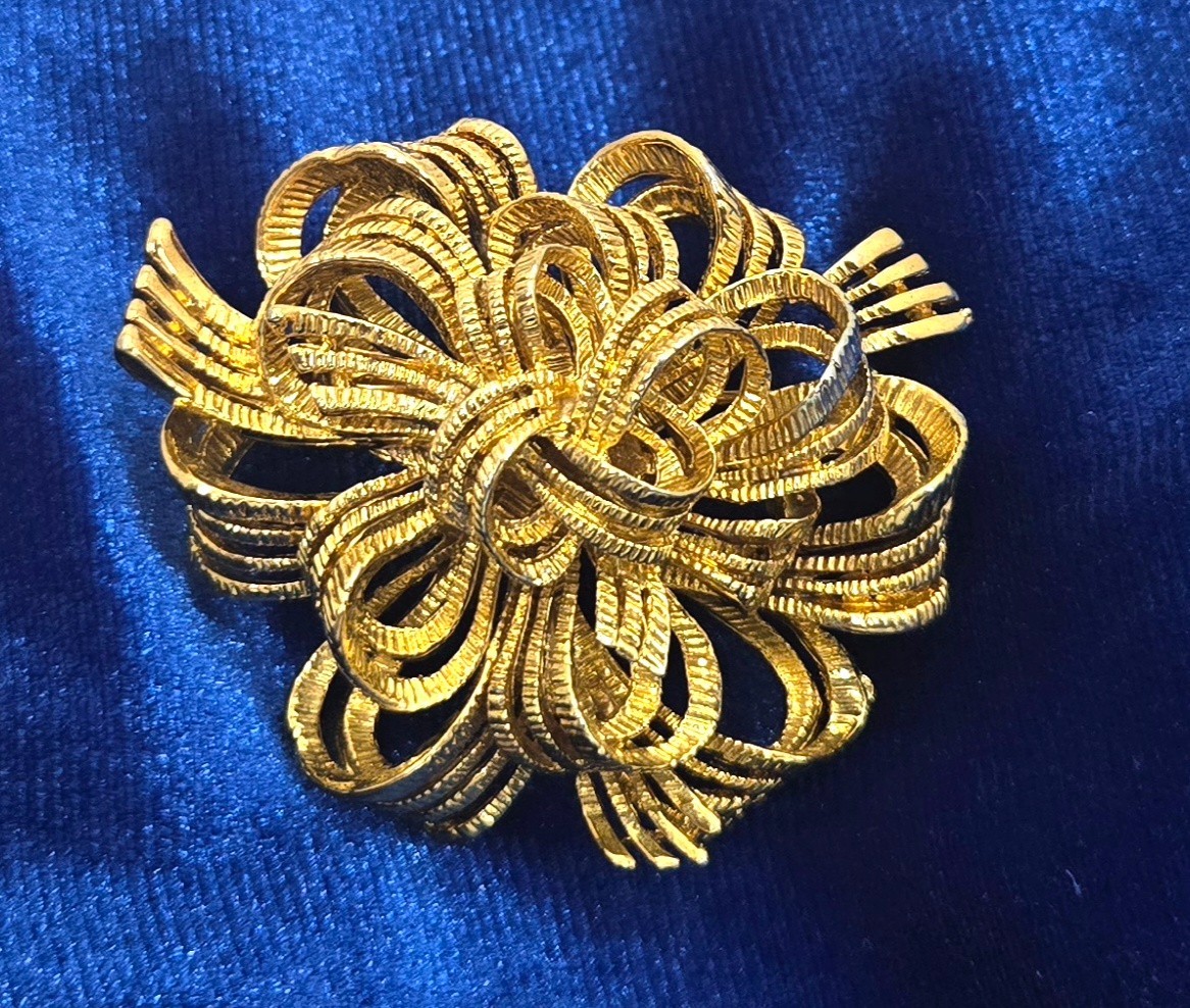 Vtg LISNER Gold Tone Frilly Bow & Ribbons Brooch Pin