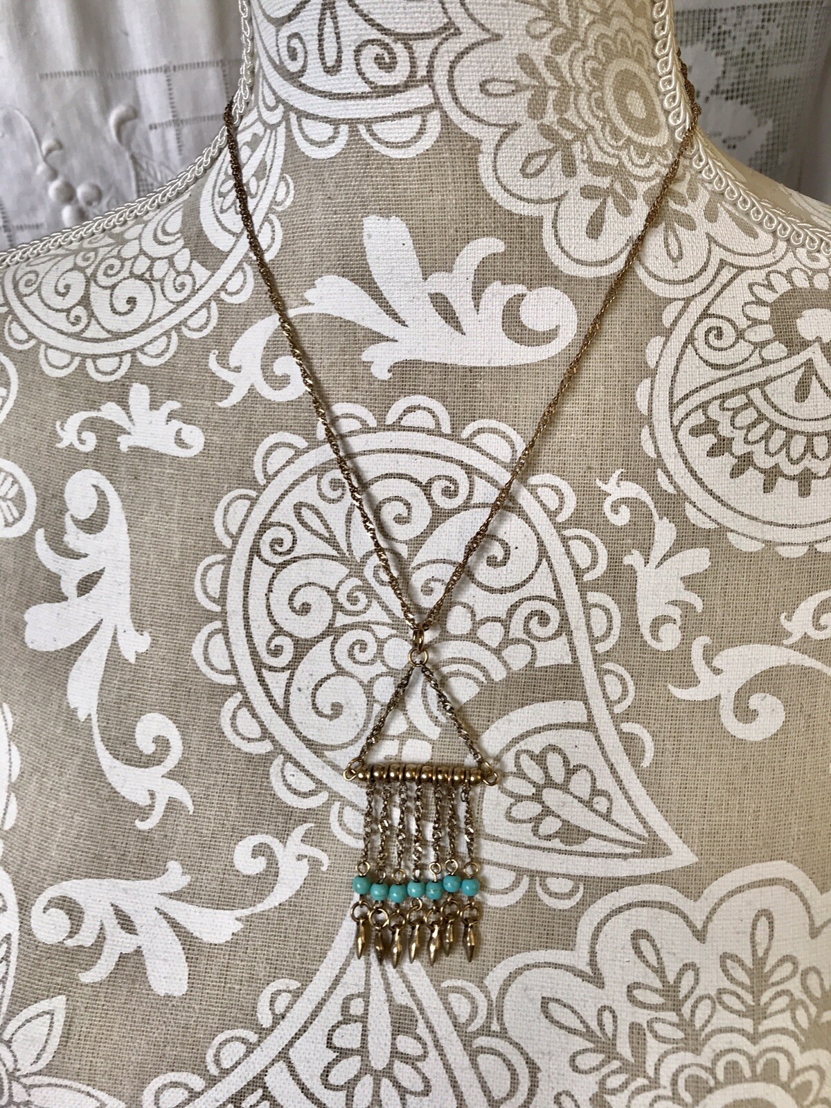 ⭐️Pretty Lightweight Goldtone Dangling Pendant Necklace with Turquoise Beads