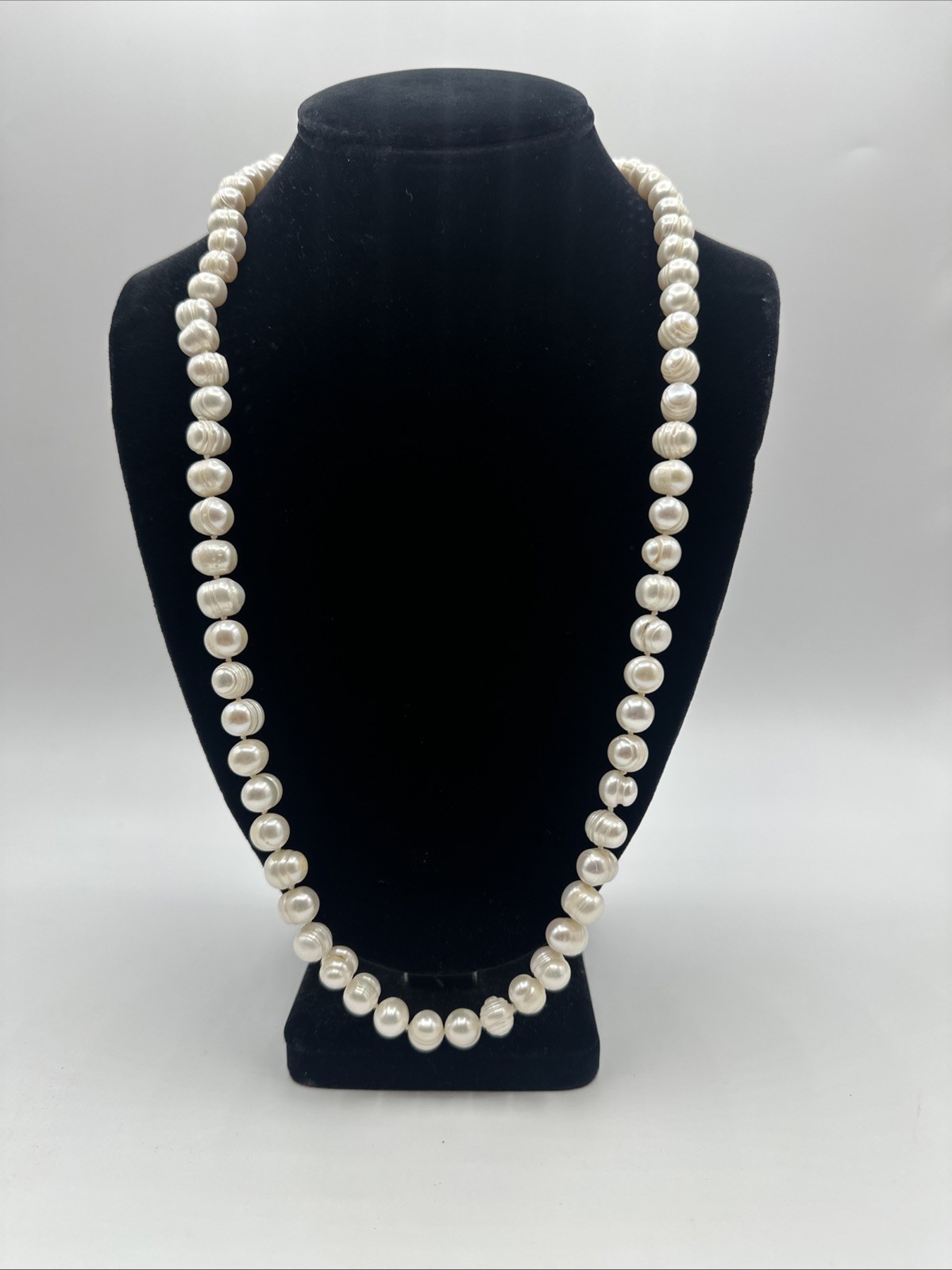 Minimalist Sophisticated Freshwater Pearls Hand knotted Necklace. See pics.