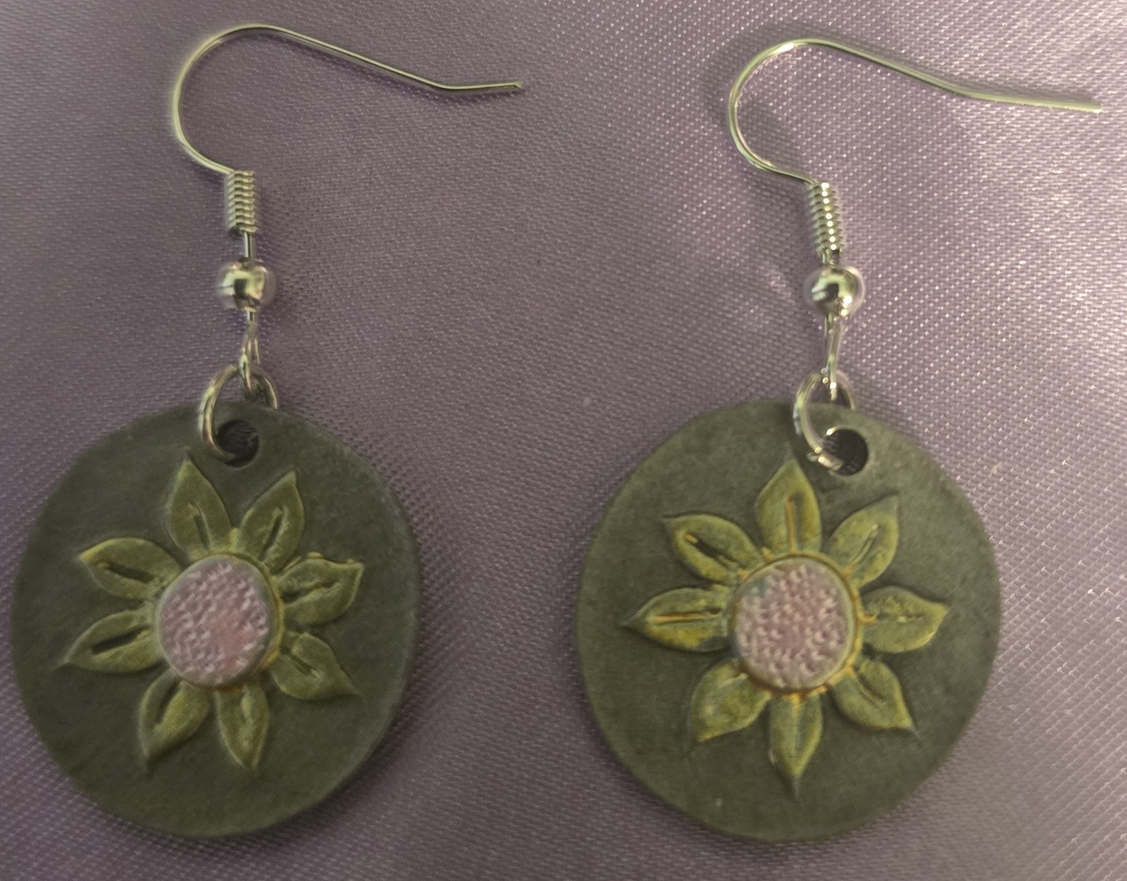 Round Silver Dangle Earrings w/Flower Design (M26-131)