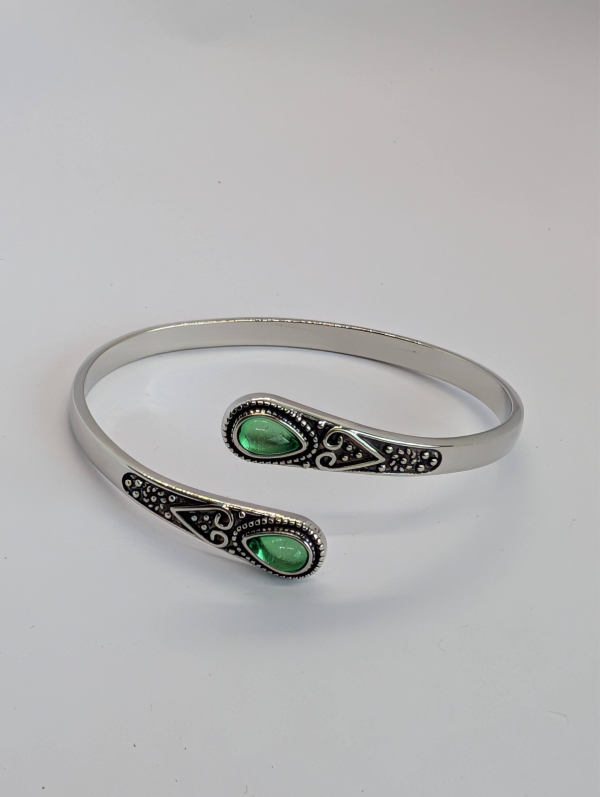 adjustable silver tone bracelet with green crystals (UK SELLER)