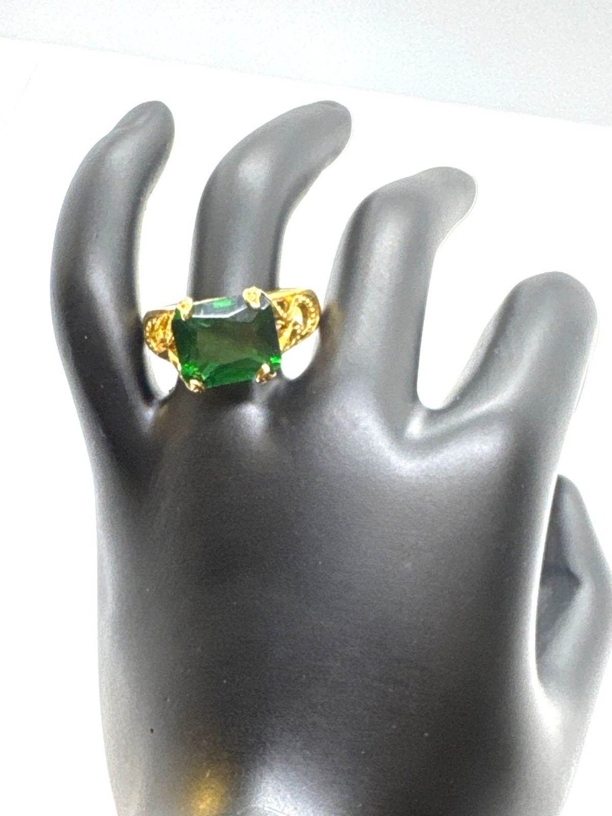 Premier Designs Cocktail Ring Emerald Green Glass Gold Tone Filigree Size 10