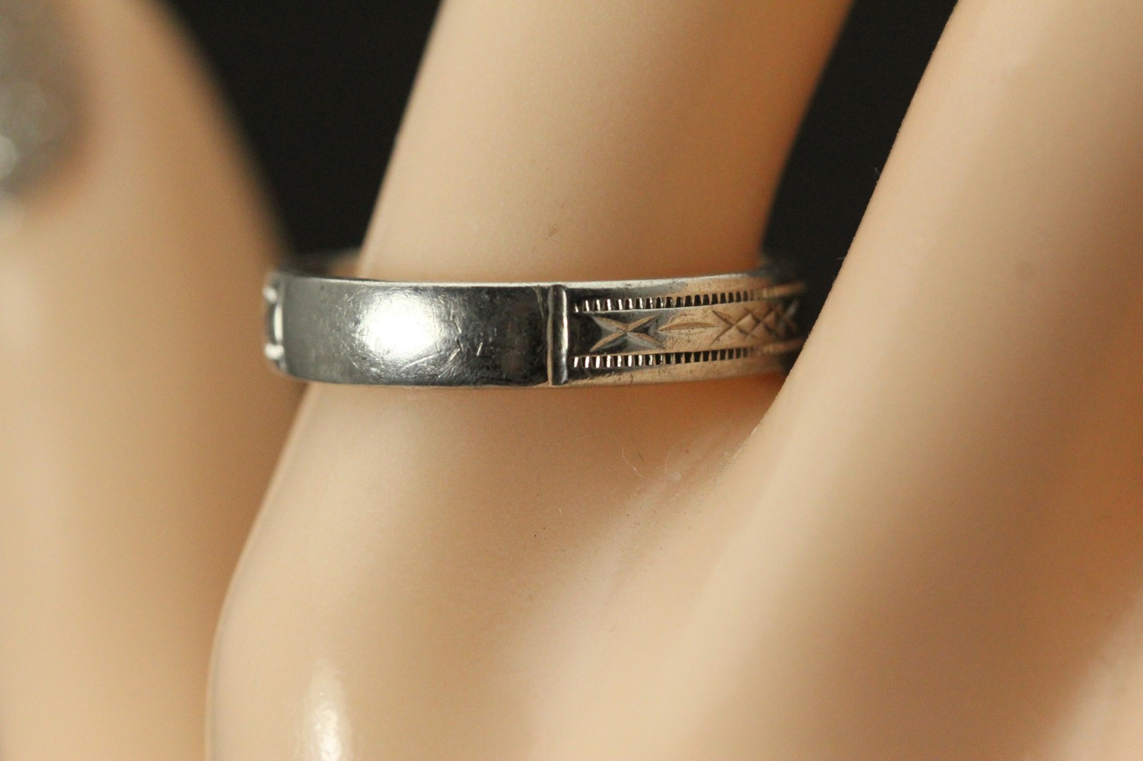 925 Sterling Silver Diamond Cut Size 7 Ring 2.9 Grams (RIN9636)